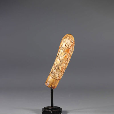Very finely carved knife handle