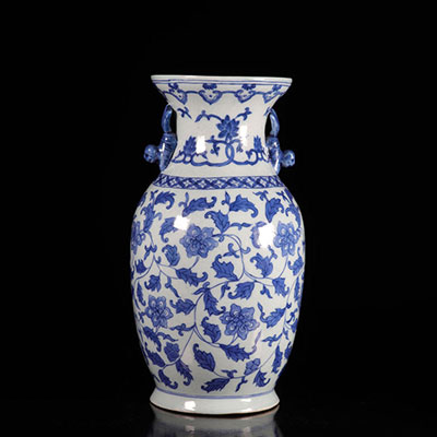 Chine Vase blanc bleu à décor floral marque sous la pièce époque Qing.