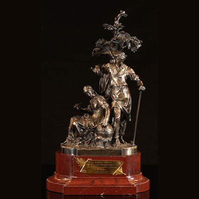 这是一幅非常漂亮的19世纪法国镀银铜雕塑，描述一群农民，这是Christofle＆Cie颁发的文化奖。 1884年由农业部授予。