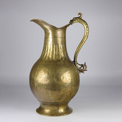 China Imposing bronze jug decorated with phoenix dragons handle decorated with a dragon 16 / 17th
