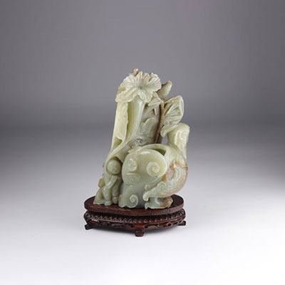 Chine porte pinceaux en jade sculpté d'un enfant dans un décor floraux époque Qing 