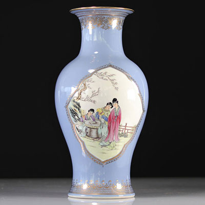 Vase famille rose fond bleu lavande et or double cartouches marque de Qianlong 