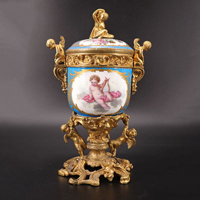 Porcelaine de Sèvres (marque) pot couvert monture en bronze doré 