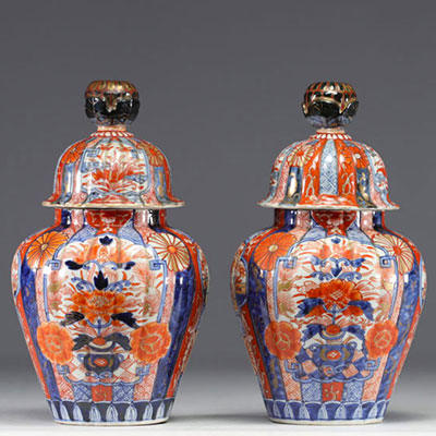 Japon - Paire de potiches couvertes Imari, XIXe siècle.
