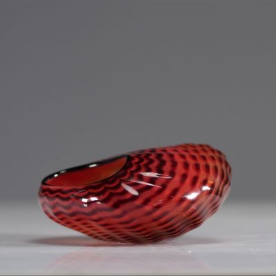 Dale Chihuly (Tacoma 1941) Vase en verre soufflé fond rouge