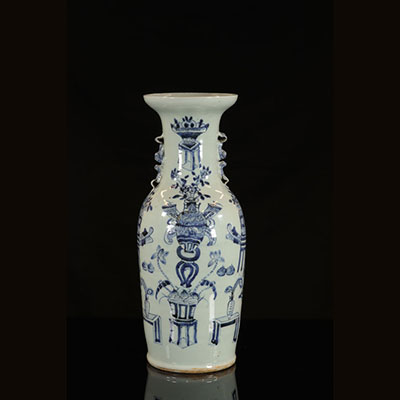 Chine - Vase en porcelaine de chine céladon à décor de mobiliers