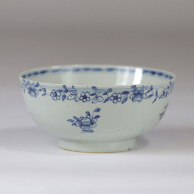 Chine bol en porcelaine blanc bleu décor de fleurs 18ème
