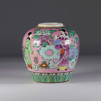 Vase en porcelaine de Chine, famille rose XXe marque sous la pièce