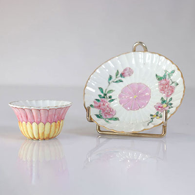 Bowl and under bowl in porcelain in the shape of a lotus 18th pink and yellow