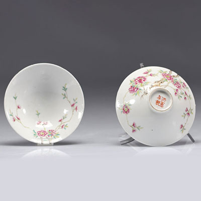 (2) Coupes en porcelaine famille rose à décor de fleurs roses provenant de Chine avec marque et d'époque Hongxian (1915-1916)