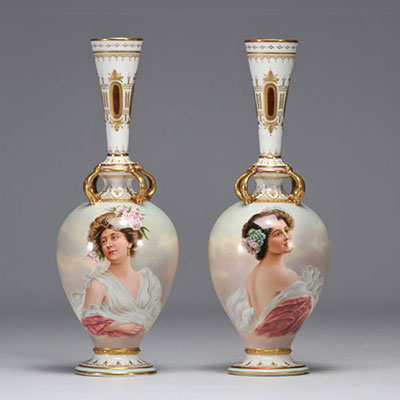 Paire de vases en porcelaine portraits de jeunes femmes provenant d'Autriche du XIXe siècle