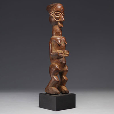 Yaka/Suku statue in carved wood with brown patina