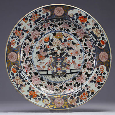 Japan - A large Japanese porcelain dish decorated with flowers, 18th century.