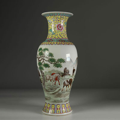 Vase en porcelaine ,décor de paysage .Chine milieu XXème.