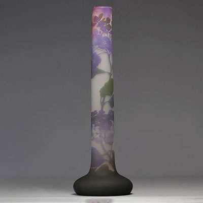 Emile Gallé imposant vase multicouche à décor de fleurs