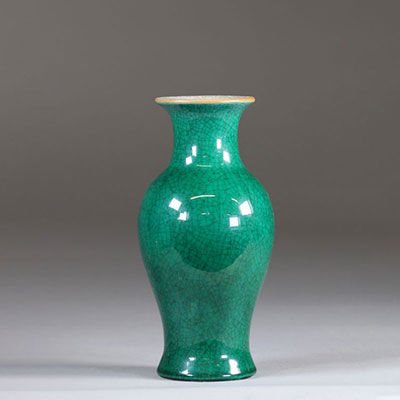 China monochrome green vase Qing period