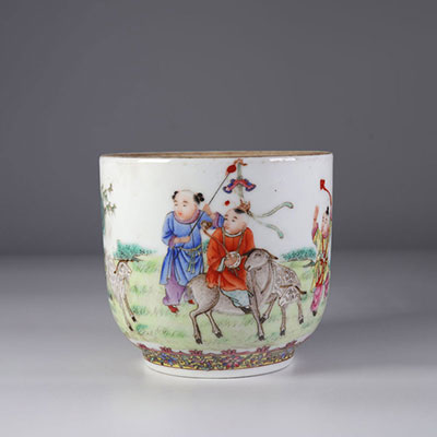 Petit pot en porcelaine à décor d'enfant ,Chine époque république .