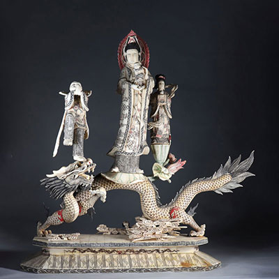 Imposante sculpture chinoise d'un dragon et de Bouddhas vers 1930