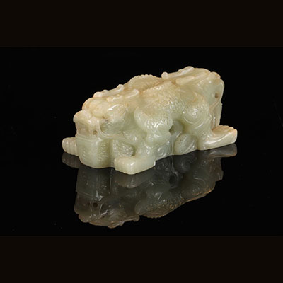 China - China seal, Qing dynasty, 18th time. Celadon nephrite (Jade - imperial)  square stamp surmounted by two crossed dragons. Missing the intersected base