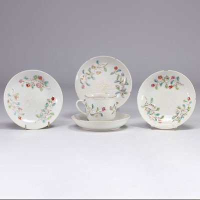 Chine - suite de quatre soucoupes et d'une tasse en porcelaine d'époque du XVIIIe siècle.