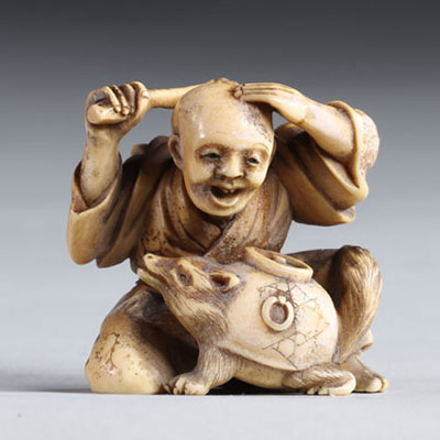 Netsuke sculpté d'un personnage et d'un animal. Japon époque Meiji 19ème