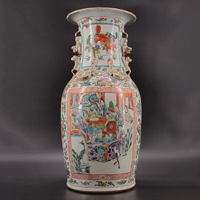 Canton porcelain vase decorated with figures and dogs from Fô 19th