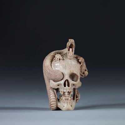 Memento Mori, vanité sculptée d'une tête de mort serpent et insectes