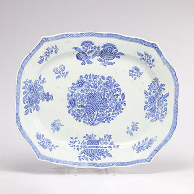 Large chinese porcelain dish in white and blue from 18th century