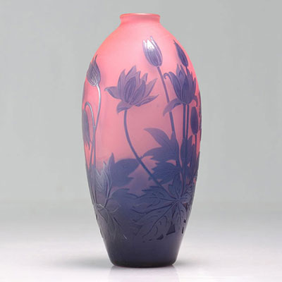 D'ARGENTAL - Vase en verre multicouche à décor de fleurs