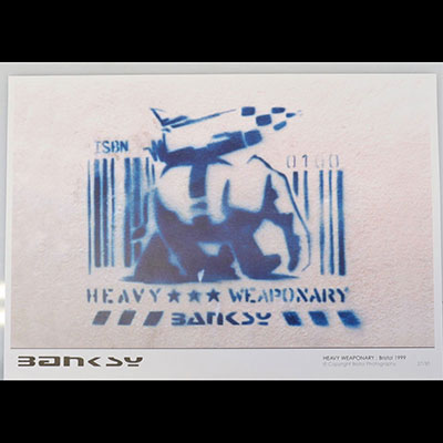 Banksy. « Heavy Weaponary ». Bristol, 1999. Tirage offset en couleurs, publiée par Bristol Photography en 1999. Edition limitée à 50 exemplaires. Signée dans la planche.
