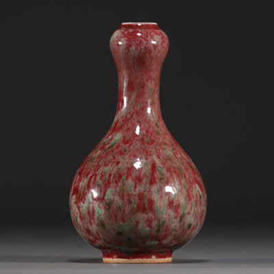 Chine - Vase en porcelaine à glaçure sang de bœuf flamé, marque aux cercles.