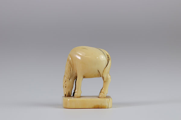 JAPON - Fin Epoque EDO (1603 - 1868) Netsuke cheval Provenance: Collection d’Henry-Louis Vuitton
