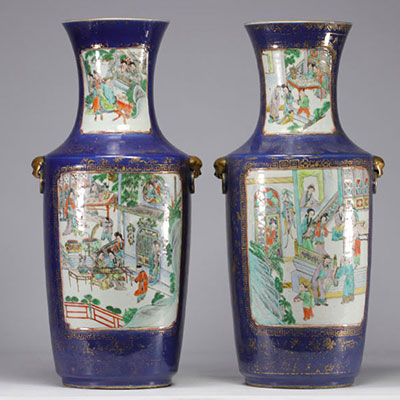 Grande paire de vases en porcelaine poudré en bleu à décor de scènes de vie du XIXe siècle