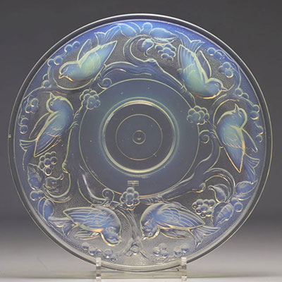Opalescent cup decorated with birds