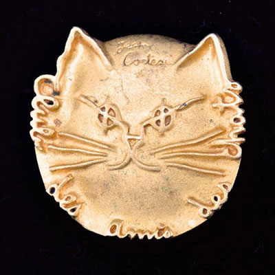 Jean Cocteau. “Club des Amis des Chats” Golden metal brooch. Signed 