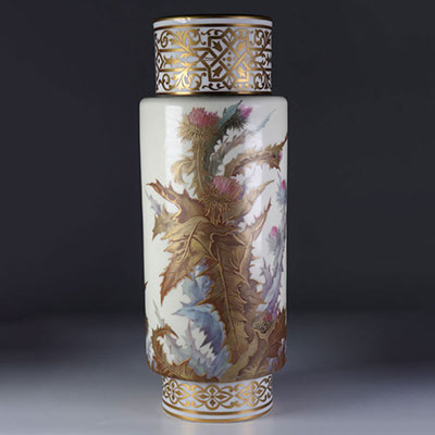 Vase art-nouveau en porcelaine à décor de chardon. vers 1900.