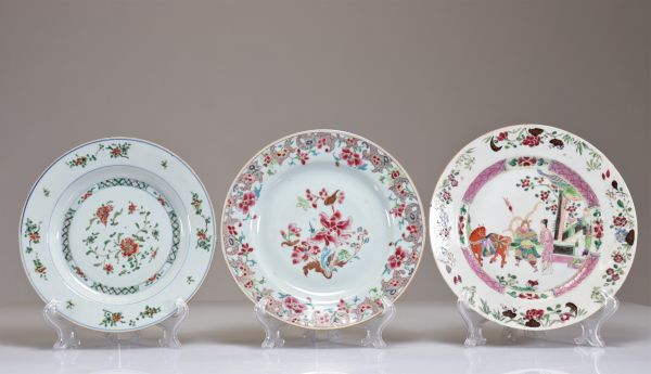 China - set of three plates in Famille rose porcelain with floral decoration, 18th century
