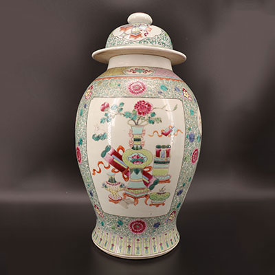 Chine - Grande potiche couverte en porcelaine famille rose à décor de mobiliers