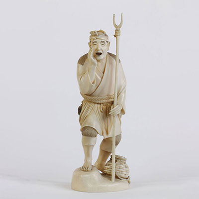 Japon okimono en ivoire sculpté d'un personnage vers 1900 signé