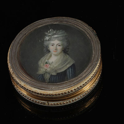 Boite Louis XV en ivoire et or surmonté d'une miniature (accident)