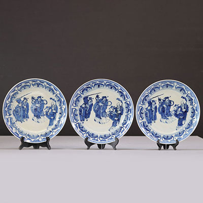 Lot de 3 assiettes en porcelaine de chine blanc bleu à décor de personnages