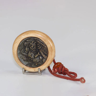 Japon rare Manju Netsuke en ivoire et bronze décor d'un démon sur samouraï époque Endo