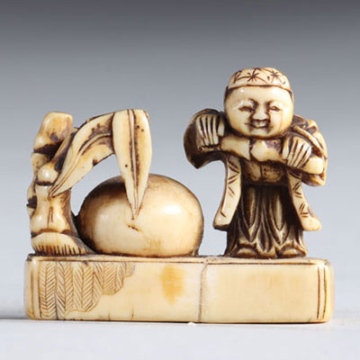 Netsuke sculpté d'un personnage et d'un fruit géant; Japon époque Edo