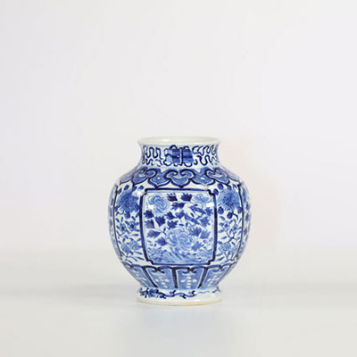 Chine vase en porcelaine blanc bleu décor végétal dynastie Qing marque à 4 caractères