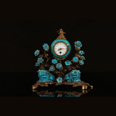 Pendule de bureau en bronze et porcelaine de chine à décor de chiens de Fô et fleurs
