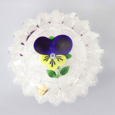 Saint-Louis 1980 paperweight, blue and yellow pansy on a lace background, 400 copies