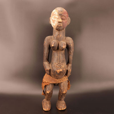 Grande statue africaine en bois léger visage peint