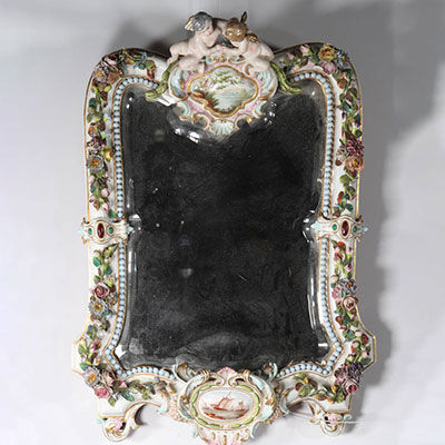 Allemagne, XIXe - Grand miroir en porcelaine à décor d'anges et fleurs