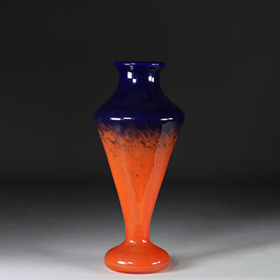 Schneider vase en verre à pied douche aux teintes orange et bleu