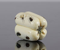 Japon, Shibayama Okimono en forme de fruit, incrustation d'insectes en pierre et nacre, 19ème/20ème